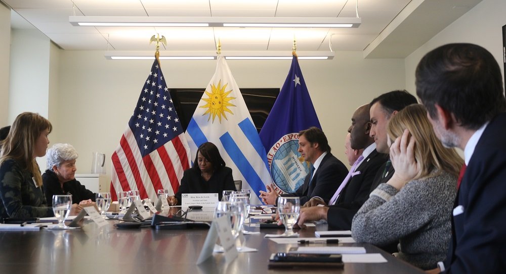 UruguayUS's tweet photo. 🌎 @BROU_uy and @EximBankUS have signed a $200M MoU to boost trade opportunities and support economic growth. A big step for strengthening 🇺🇾🤝🇺🇸 partnerships. Read more: https://t.co/GXpXQQCjgG https://t.co/QEOUirBcTx