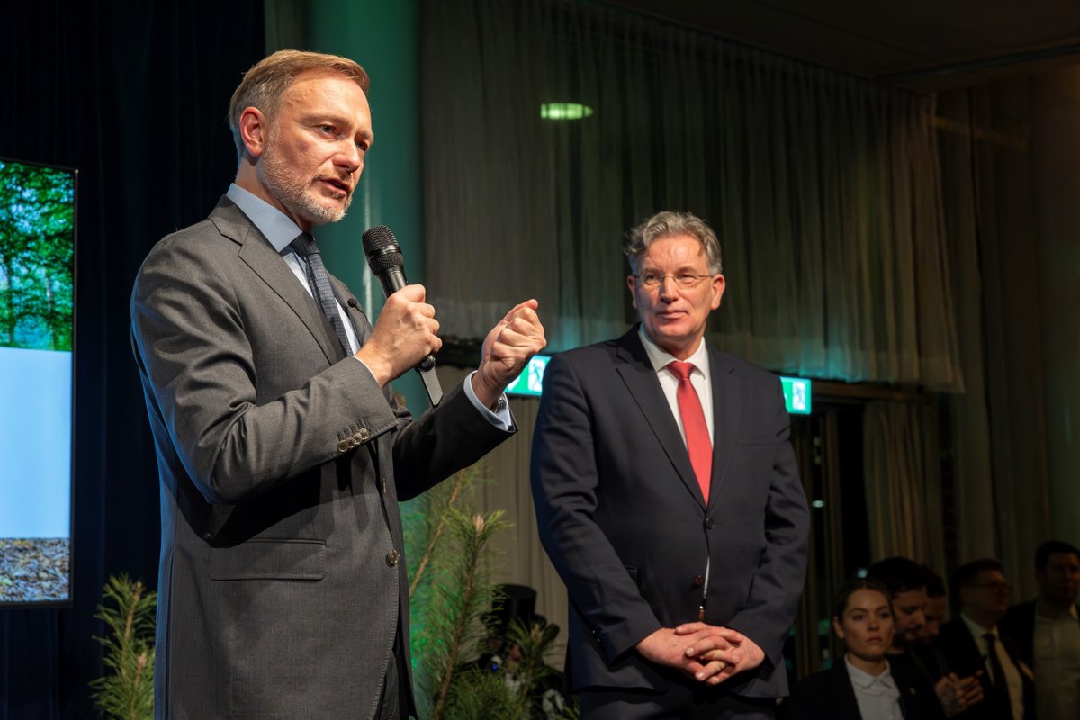 Wald ist Klimaschützer (@klimaschuetzer8) on Twitter photo Klare Aussagen beim Empfang der #AGDW-Die Waldeigentümer am Vorabend der Grünen Woche. <a href="/_FriedrichMerz/">Friedrich Merz</a> versprach: „Unter meiner Führung wird es keine Änderung des #BWaldG geben.“ <a href="/c_lindner/">Christian Lindner</a> forderte „Bewirtschaftungsfreiheit“. Wir sagen: Nachhaltige Bewirtschaftung ist aktiver Klare Aussagen beim Empfang der #AGDW-Die Waldeigentümer am Vorabend der Grünen Woche. <a href="/_FriedrichMerz/">Friedrich Merz</a> versprach: „Unter meiner Führung wird es keine Änderung des #BWaldG geben.“ <a href="/c_lindner/">Christian Lindner</a> forderte „Bewirtschaftungsfreiheit“. Wir sagen: Nachhaltige Bewirtschaftung ist aktiver