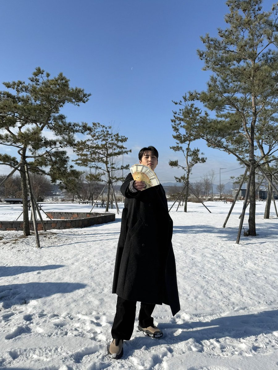 와 그리고 진심 살면서 이렇게 기운 좋은 사진을 본적이 없음 
누구도 아니고 강영현이 오만원권을 다발로 들고 있어가지고
알티하면 돈 들어오는 사진으로 쓰일거같고 막