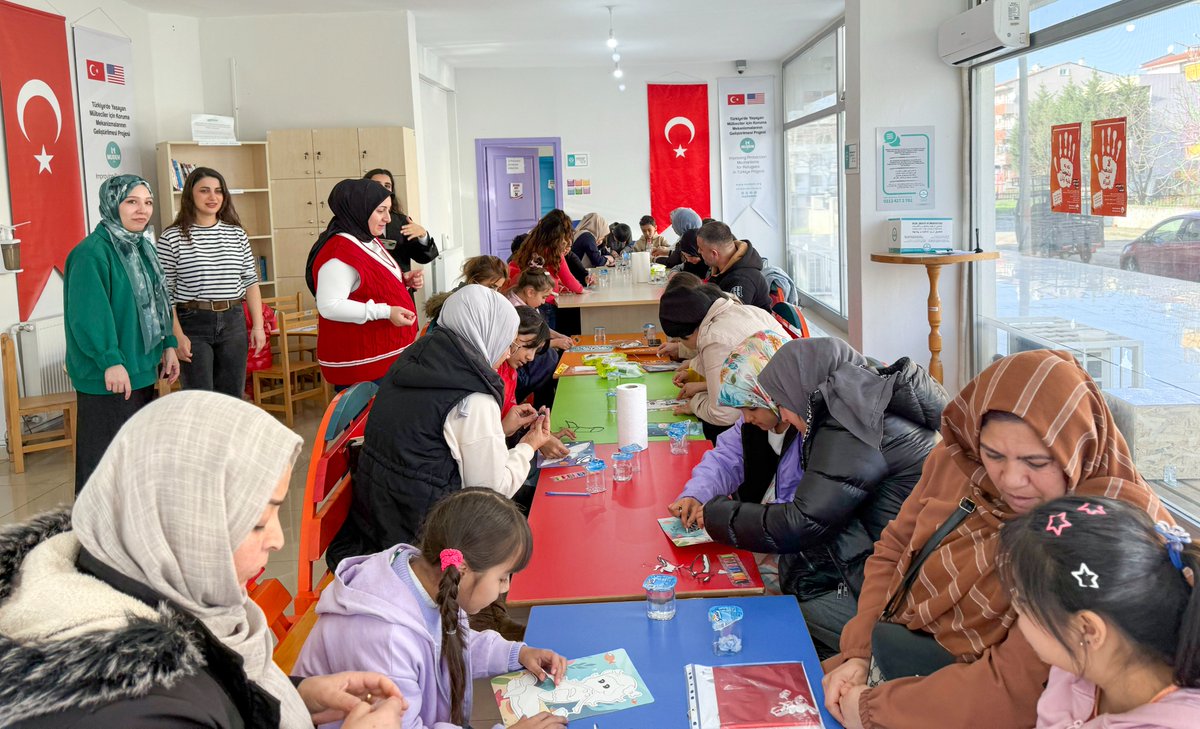 mudemtr's tweet photo. MUDEM, çocukların karne sevincine ortak oldu. Yalova İl Temsilciliğimizde düzenlenen karne günü etkinliğinde hem çocuklar hem de anneleri harika bir gün geçirdi.  Kum boyama ile başlayan etkinlik, ebeveynlerin ve çocukların birlikte yaratıcılıklarını sergilediği tuval çalışmasıyla devam etti. Günün sonunda ise çocuklar yüz boyama ile eğlendi ve karne hediyelerini aldı. 

MUDEM’e sağladığı cömert destek için @StatePRM'e teşekkür ederiz.
--
MUDEM shared the joy of children's report cards. Both children and their mothers had a wonderful day at the report card day event organised at our Yalova Provincial Representative Office.  The event started with sand painting and continued with canvas work where parents and children exhibited their creativity together. At the end of the day, children had fun with face painting and received their report card gifts.

We thank the @StatePRM for their generous support to MUDEM.