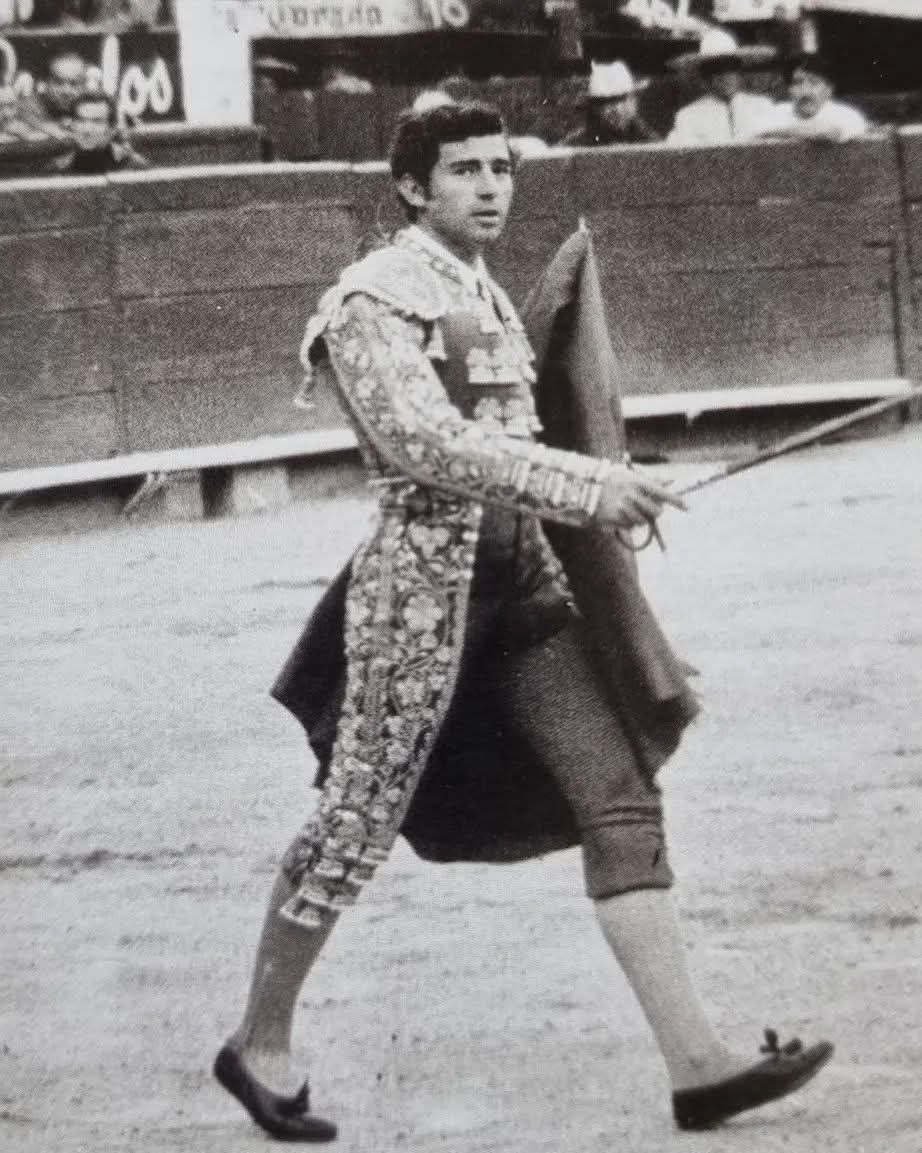 vmpenilla's tweet photo. #Undíacomohoy 17 de enero de 1971, #Manolo Martínez corta el #rabo al #toro "Aceituno" de Tequisquiapan en #LaPlazaMexico. 
Era un toro de regalo, pero fue tan grande su #faena que ha quedado una placa por ello en La Plaza Mexico https://t.co/uzRBzmsPFl