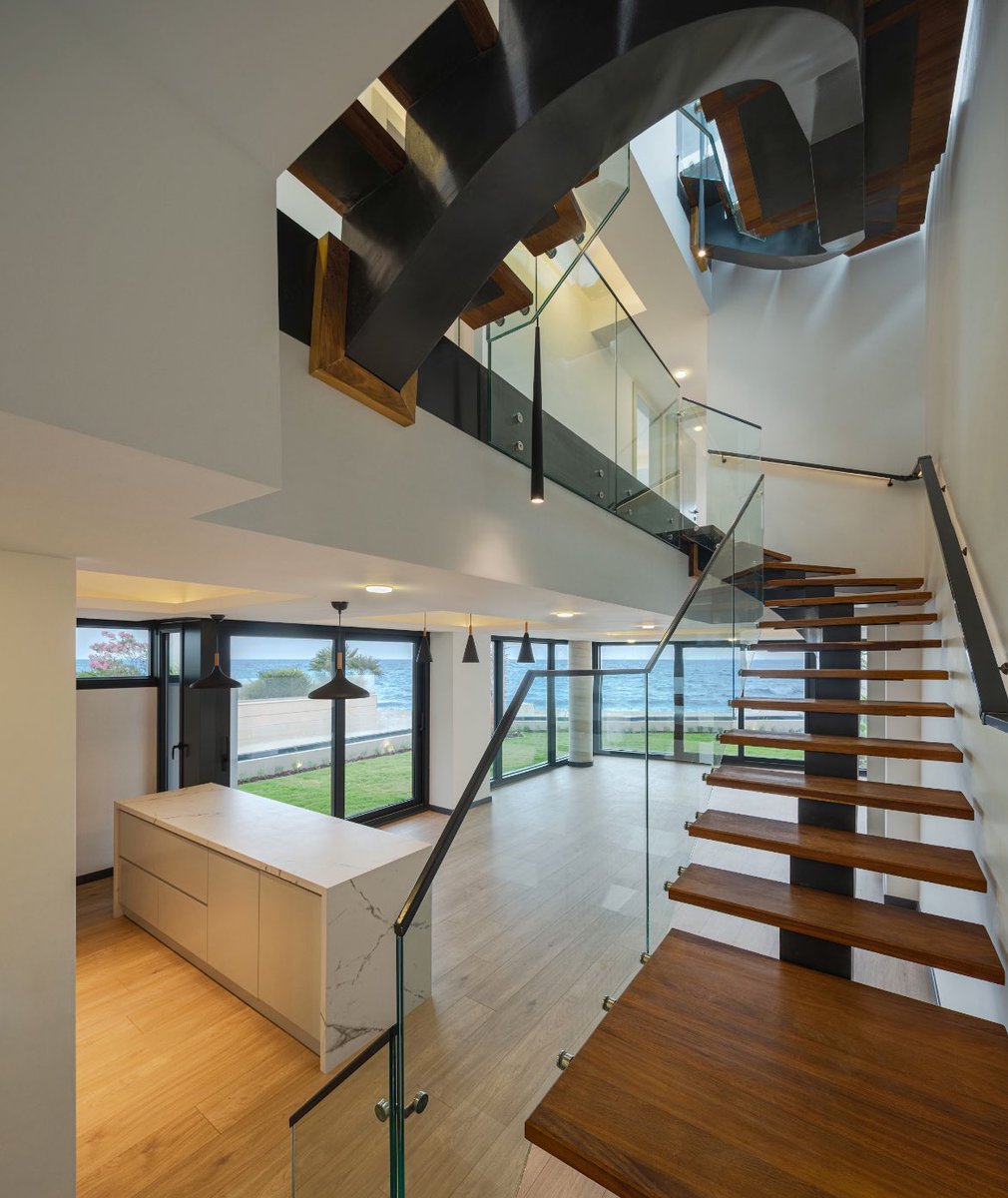 Kısıtlı yapılaşma koşullarına rağmen mekanların en verimli şekilde planlandığı, Ali Can Helvacıoğlu tasarımı HA Evi, açık plan kurgusu ve yüksek oranda cam kullanımıyla ev sahiplerine denizle iç içe bir yaşam sunuyor.

📷ZM Yasa Fotoğraf

tsmd.org.tr/_files/ugd/38f…