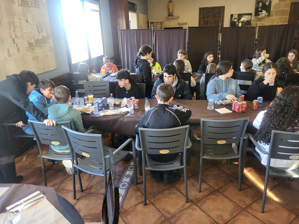 Paradita para comer. Vamos fenomenal.
#ViajedeesquiHBST2025 
<a href="/HBSTORREJON/">Humanitas Torrejón</a>