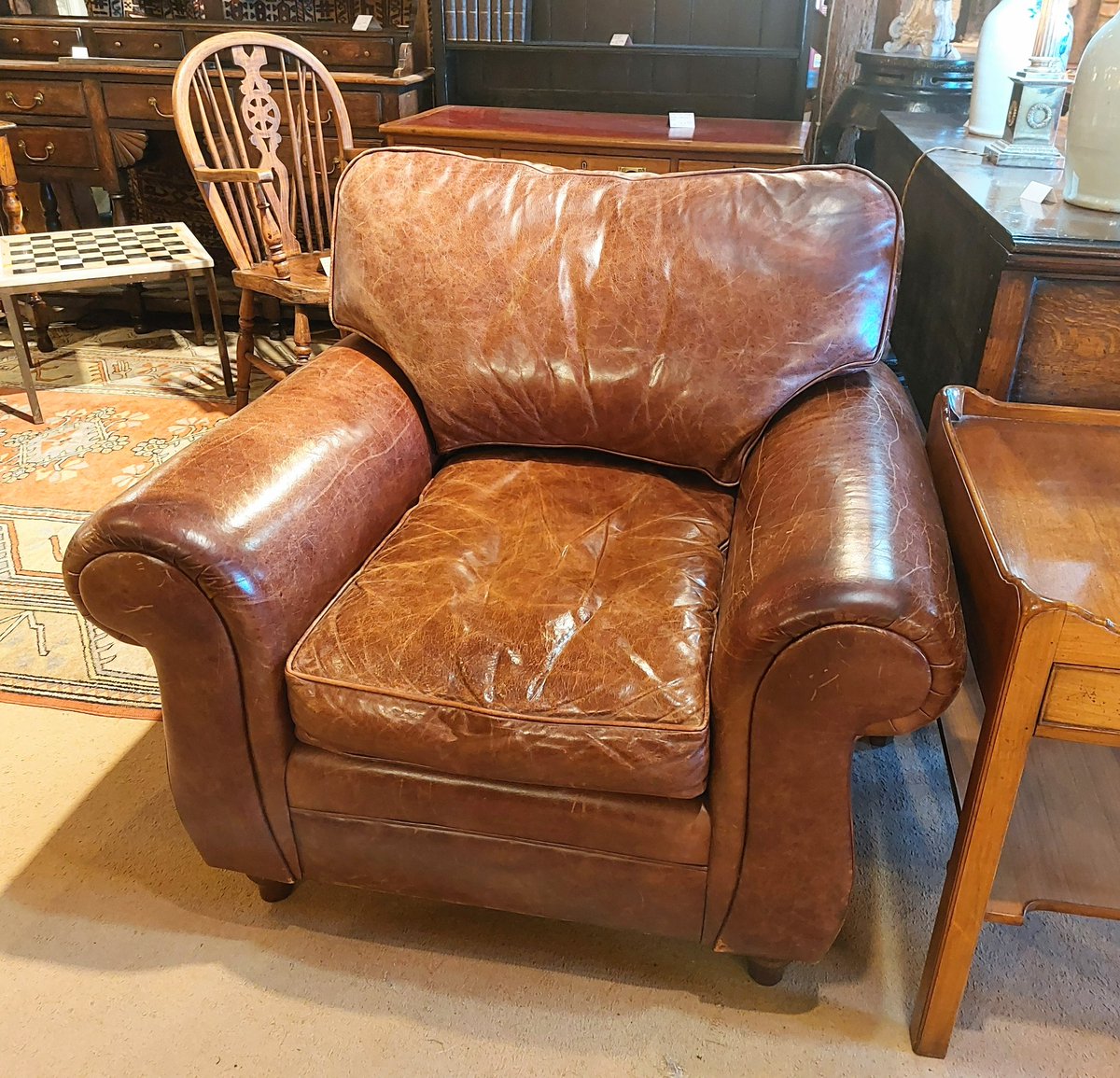 eversleybarn's tweet image. #vintageleatherarmchair #leatherarmchair #ww1hankerchief #mottohankerchief #doultonvase #judismithantiques #eversleybarnantiques