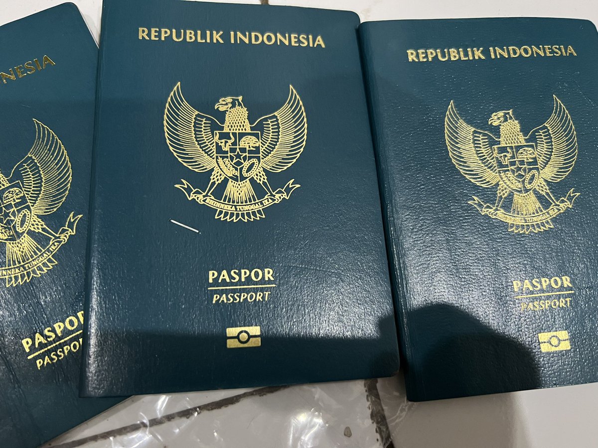 icedessy's tweet photo. Keringet dingin paspor ga keliatan H-6 keberangkatan (yang lama ada). Setelah semuanya hancur lebur ketemu dia. Tampaknya disuruh beberes tahun baru. https://t.co/uwTItJZa2S