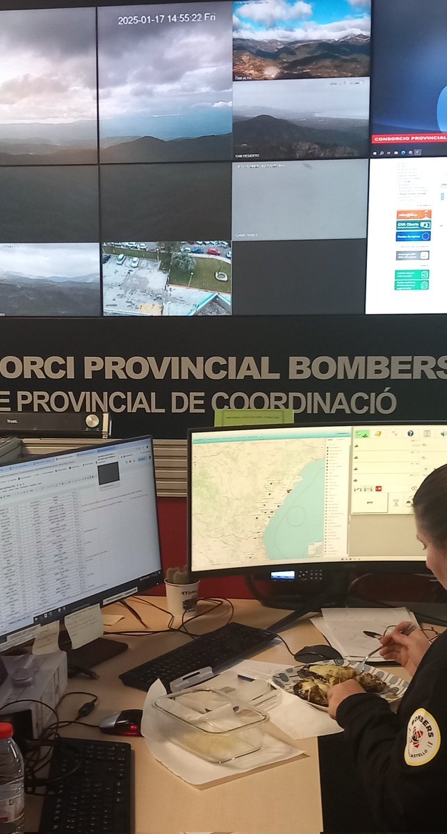 Nuestra realidad mientras refuerzan... supuestamente por las nevadas, la sala de emergencias solo somos 2 operadores y nos toca seguir comiendo encima del teclado. El centro de coordinación lleva toda la provincia, nevadas, prevenciones san antoni, SIN NINGÚN RESPONSABLE EN SALA.