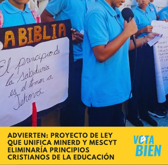 votabienrd1's tweet photo. El anteproyecto de ley que propone unificar el MINERD y el MESCYT plantea cambios significativos en los principios y valores que fundamentan la educación dominicana, que incluyen la eliminación total de los principios cristianos de la educación, actualmente protegidos por el artículo 4-e de la ley de educación vigente, según declaraciones de la Directora del Grupo Acción Cristiana, Rossa Yvonne Núñez.

Además de esto, el anteproyecto declara que la educación dominicana es “laica”, enfatiza la no discriminación por religión, y prohíbe todo tipo de “adoctrinamiento y proselitismo”. Es la suma de estos cuatro elementos lo que conduciría hacia una prohibición tácita de la lectura de la biblia, la oración y la enseñanza cristiana en las escuelas del país, explicó la directora de Acción Cristiana.

En contraste con los principios cristianos que han regido históricamente la educación dominicana, esta propuesta enfatiza en términos como “género”, repetido al menos siete veces, “pluralidad” e “inclusión”, este último mencionado unas 23 ocasiones en el documento.

Otras alertas levantadas se relacionan con el tema migratorio, ya que el anteproyecto incluye artículos que contradicen la Ley 285-04 sobre Migración, especialmente en lo que se refiere a la “no discriminación por estatus migratorio”, entre otros aspectos, según fue expuesto. 

En ese sentido, la activista Omayra Álvarez, presidente de JUCUM, consideró que esto responde a la Agenda 2030 de la ONU, que trae consigo un plan fusionista que buscan implementar en la isla.

Amplíe leyendo la noticia completa aquí: https://t.co/0hNkB6kFWa