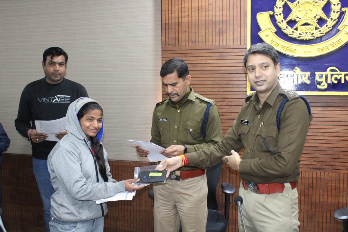 MPPoliceDeptt's tweet photo. मंदसौर पुलिस ने ऑपरेशन "गुम मोबाइल" अभियान के तहत 17,20,000 रुपये मूल्य के 97 गुम मोबाइल फोन बरामद कर उनके स्वामियों को सुपुर्द किए।

#MPPolice https://t.co/P0pmqMscwv