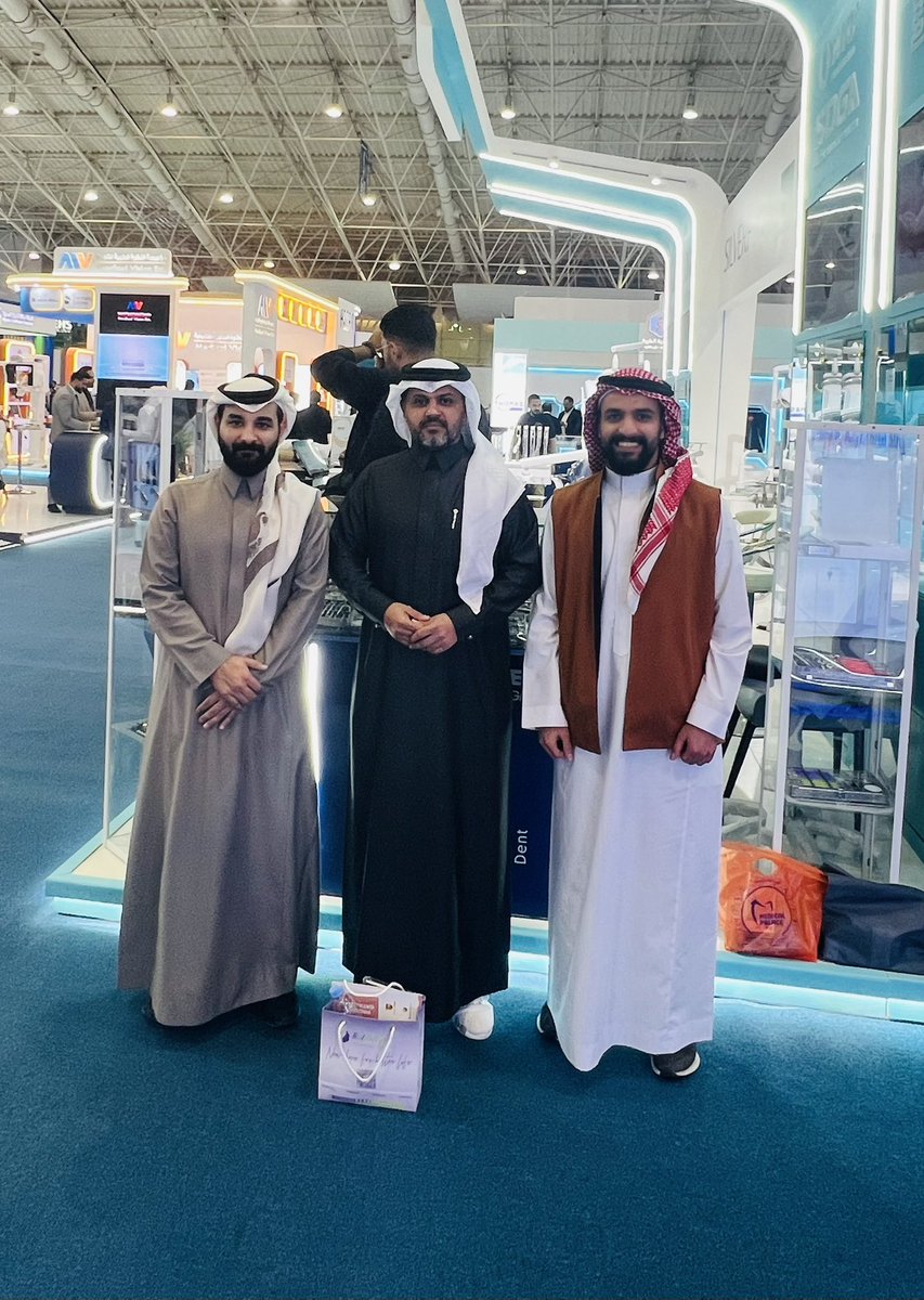 صورة تجمعنا أنا و زميلي د.وائل العنزي
مع مشرفنا الدكتور علي الربيعان، رئيس برنامج طب أسنان الأسرة في جامعة الأمير سطام بن عبدالعزيز.  

  <a href="/DrAliRobaian/">د.علي الربيعان</a> 
#SIDC2025