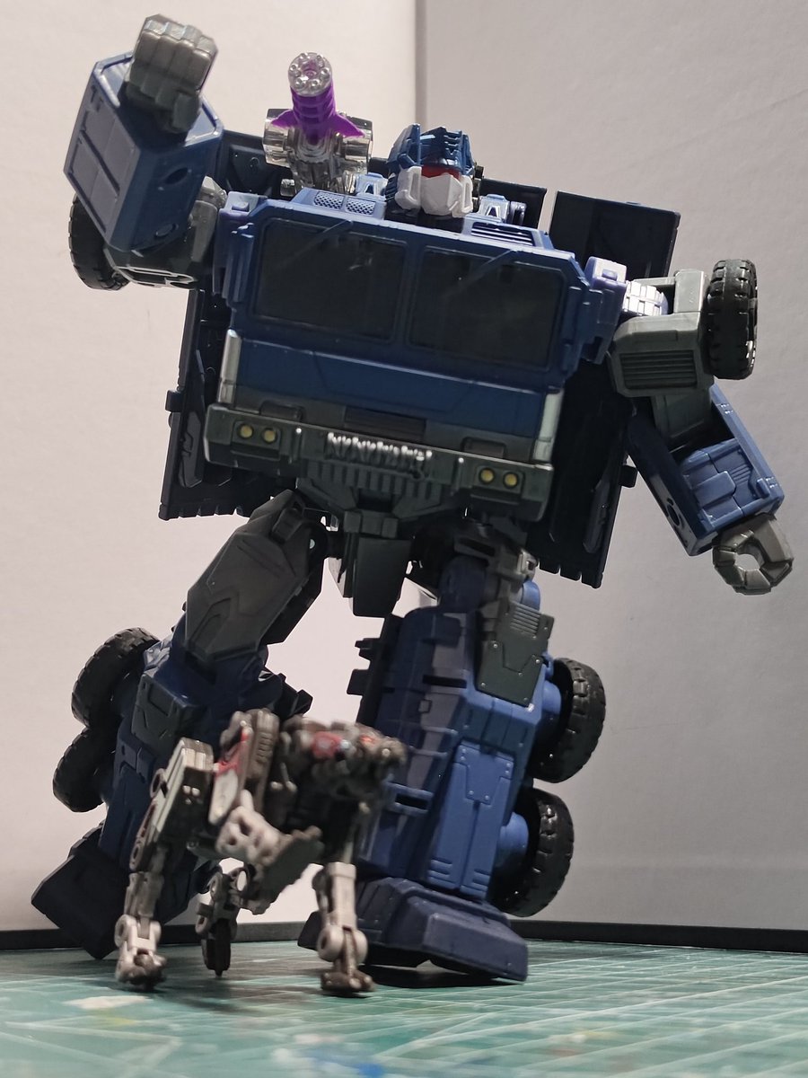 jetfireidw8's tweet image. IDW Soundwave custom!
The design is based on the armored vehicle Soundwave that Andrew created for RID Season 2.
#Transformers #RobotsinDisguise  #Soundwave #Maccadam