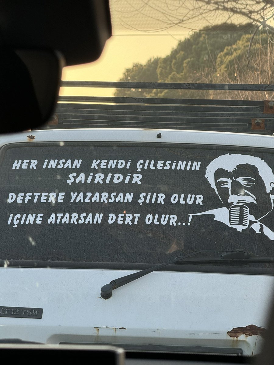 Aydında bir araca denk geldim çok güzel yazı değil mi 🥰🥰