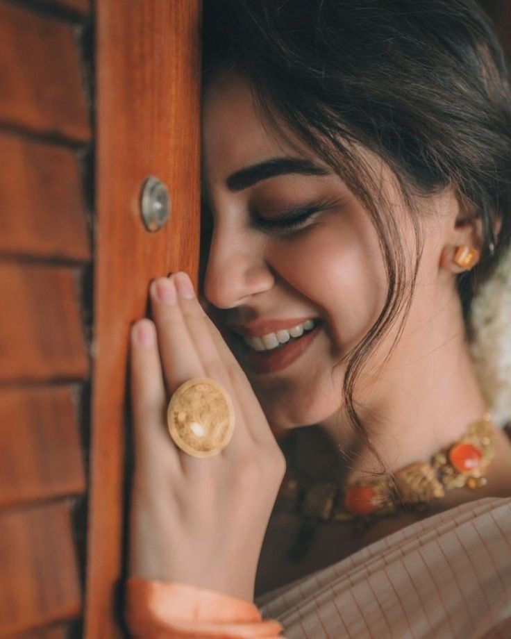 છે પલકારા પાંપણોમાં, 
કોઈ વાત છુપાવી બેઠું મન.
પ્રેમ ભરી આ નજરોમાં, 
કોઈ પ્રેમી છુપાવી બેઠું મન..
- શ્યામ પટેલ