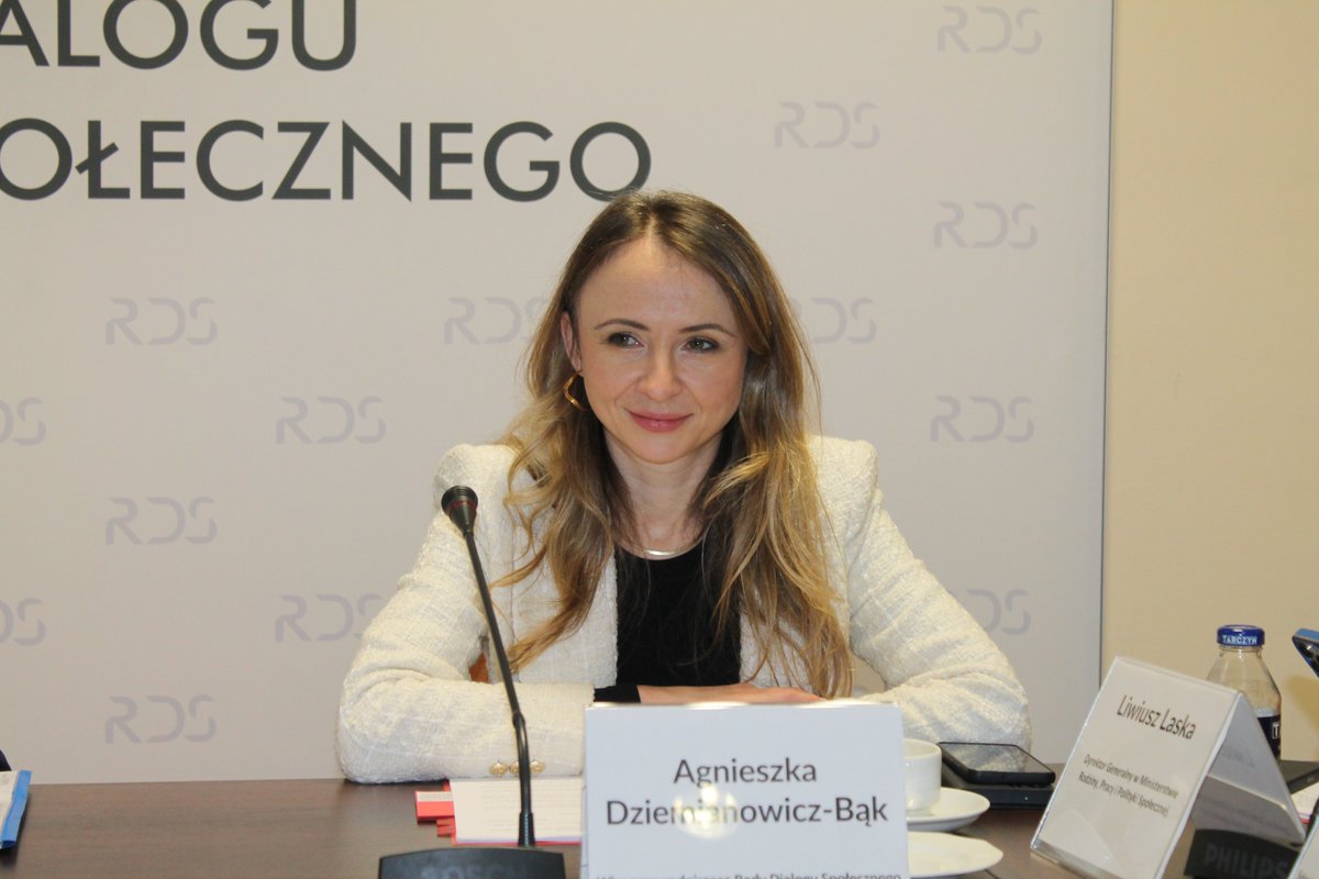MRPiPS_GOV__PL's tweet image. 📸 Ministra @AgaBak i Dyrektor Generalny @MRPiPS_GOV__PL @LiwiuszLaska wzięli udział w posiedzeniu Prezydium #RadaDialoguSpołecznego w #Warszawa.
ℹ️ #RDS to najważniejsza instytucja krajowego dialogu społecznego w Polsce 🇵🇱 Do października ub. r. funkcję przewodniczącej Rady