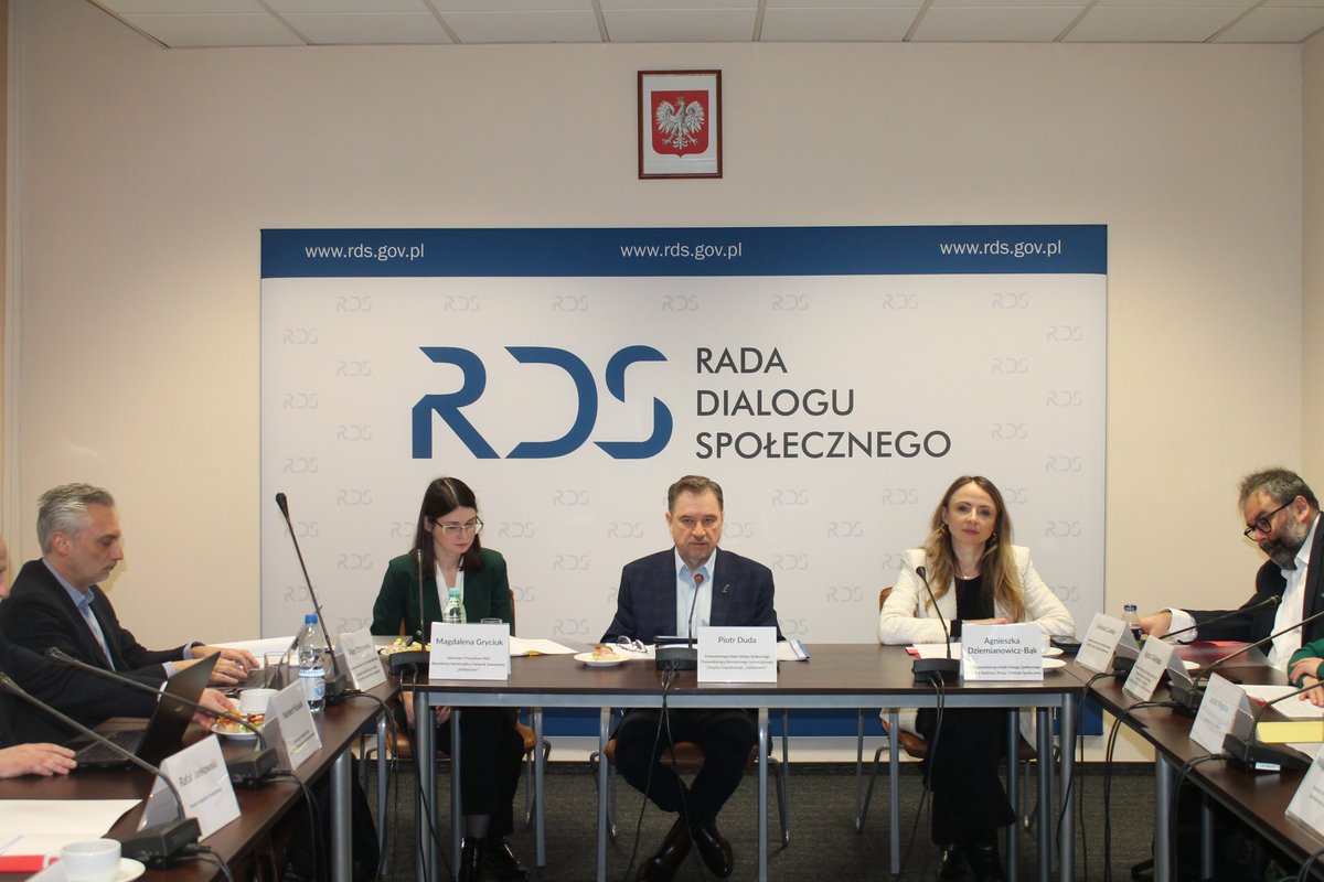 MRPiPS_GOV__PL's tweet image. 📸 Ministra @AgaBak i Dyrektor Generalny @MRPiPS_GOV__PL @LiwiuszLaska wzięli udział w posiedzeniu Prezydium #RadaDialoguSpołecznego w #Warszawa.
ℹ️ #RDS to najważniejsza instytucja krajowego dialogu społecznego w Polsce 🇵🇱 Do października ub. r. funkcję przewodniczącej Rady