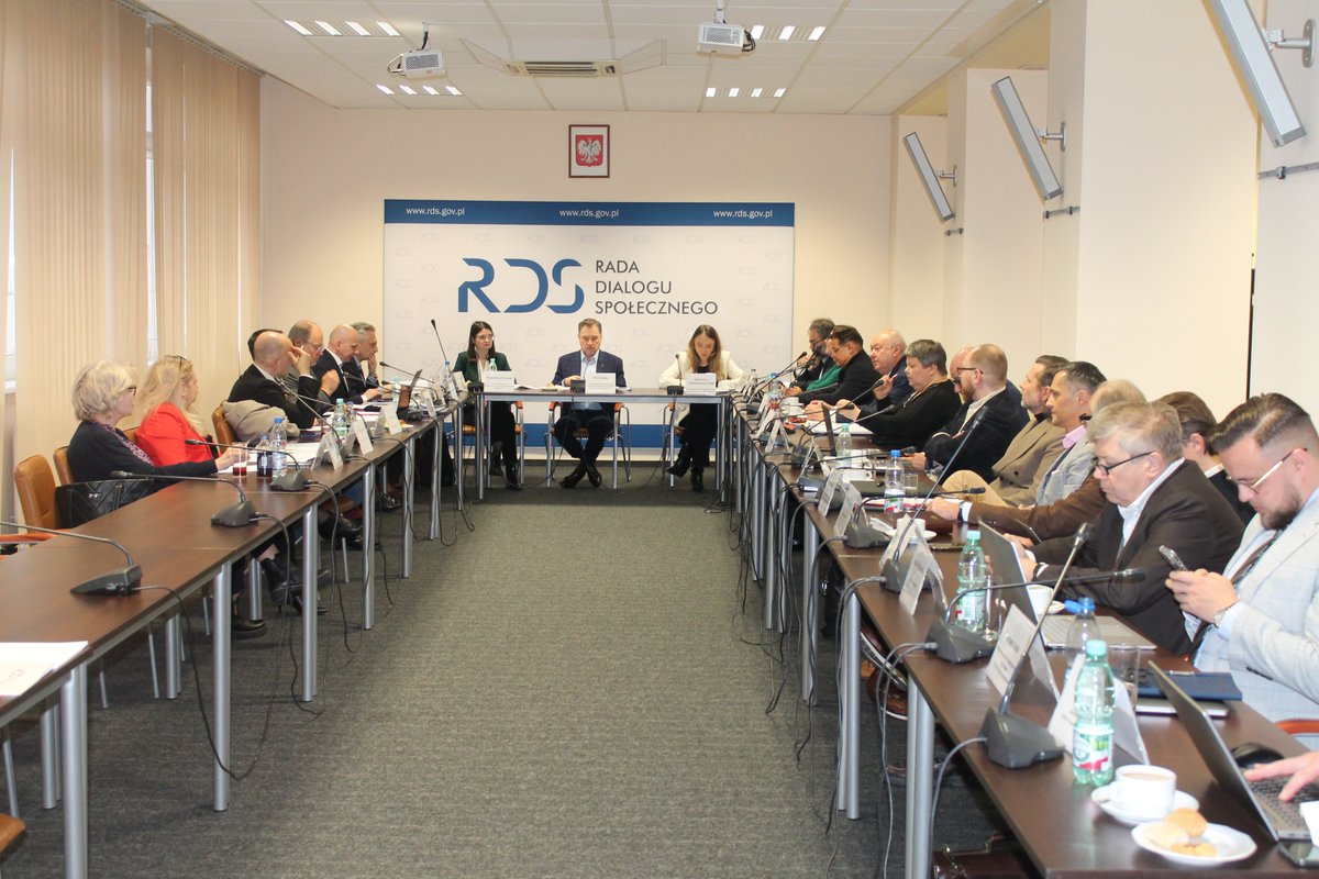 MRPiPS_GOV__PL's tweet image. 📸 Ministra @AgaBak i Dyrektor Generalny @MRPiPS_GOV__PL @LiwiuszLaska wzięli udział w posiedzeniu Prezydium #RadaDialoguSpołecznego w #Warszawa.
ℹ️ #RDS to najważniejsza instytucja krajowego dialogu społecznego w Polsce 🇵🇱 Do października ub. r. funkcję przewodniczącej Rady