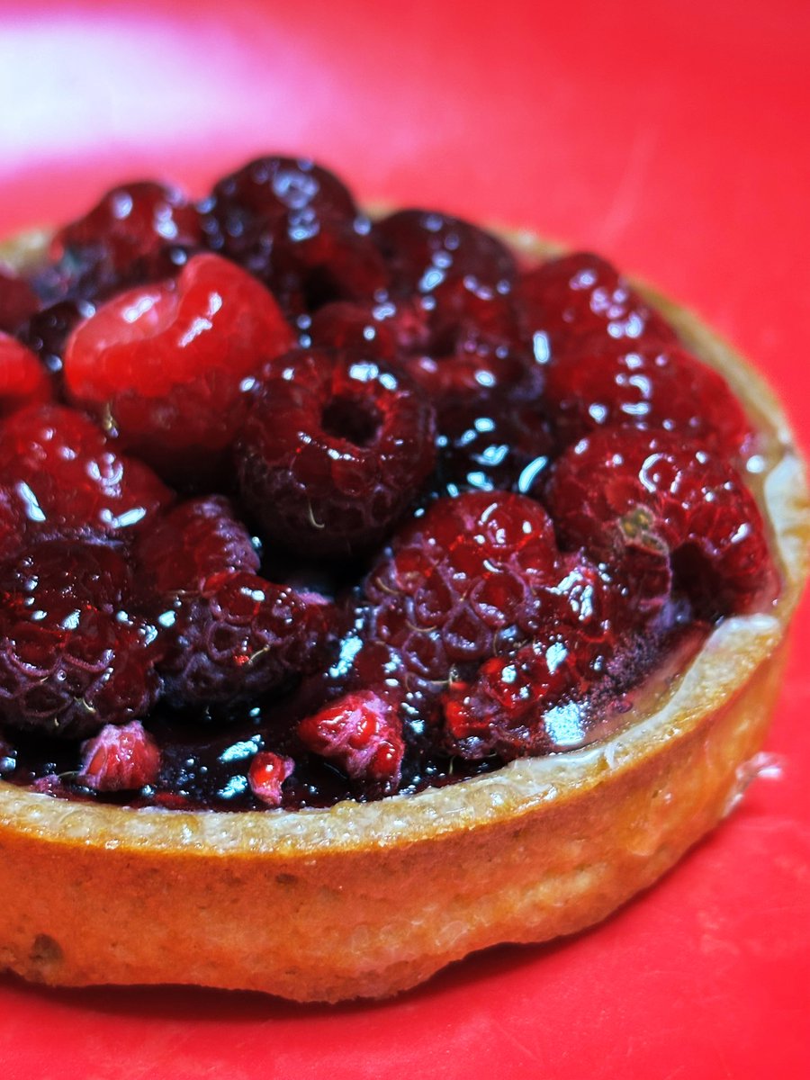 심심할때마다 이어보는 오늘 나로는 무엇을 먹었나

줄여서 #오나무 🍽️

메뉴 추천 타래는 천천히 만들겠습니다.

1.파스키에 라즈베리 타르트*2 
컬리 기준 10400원

프랑스에서 생상하여 냉동으로 배송됨 현재 재료를 썼다는 점이 포인트. 해동까지 냉장으로 6시간 정도 걸리지만 집에서 상대적으로