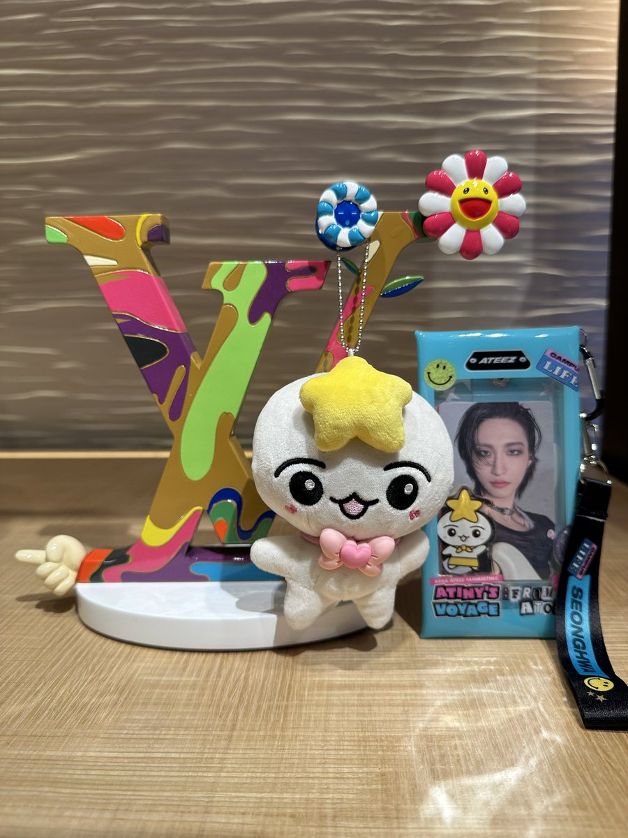 OnoseLena's tweet photo. @ATEEZofficialjp @ATEEZofficial @kqent @LouisVuitton  LV X Murakami ~ Seong Hwa X Winklemon ~ 🤣🤣🤣 #ATEEZ #ATINY #SEONGHWA #SEONGHWAWORLD #SEONGHWAPHOTOCARD #LouisVuittonxMurakami #WINKLEMON #KAIKAI_KIKI #ATEEZcollection #GOLDENHOUR #ATINYS_VOYAGE https://t.co/F84MAK31U2