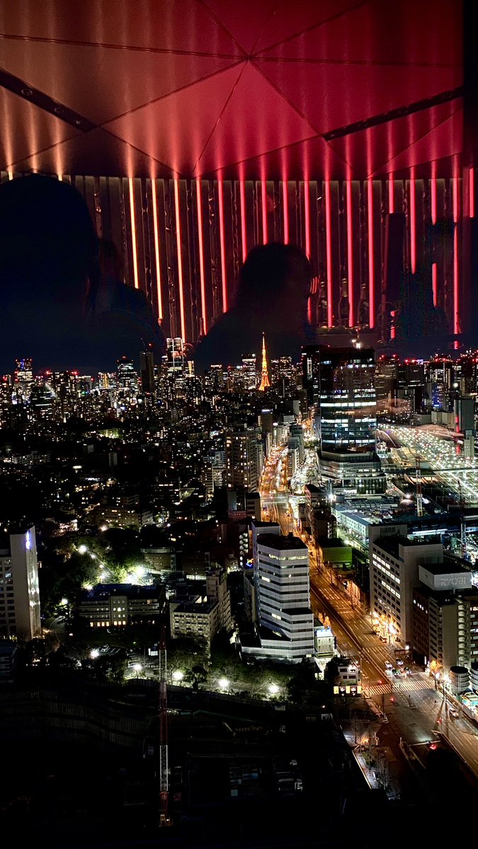 torizuri1's tweet photo. 品川プリンスホテルのおしゃれなバーに行ってりんごジュース飲んできたー！！！🍎
思いの外賑やかなお店だったけど夜景がとっても綺麗でした✨✨ https://t.co/nzFC1vRjYH