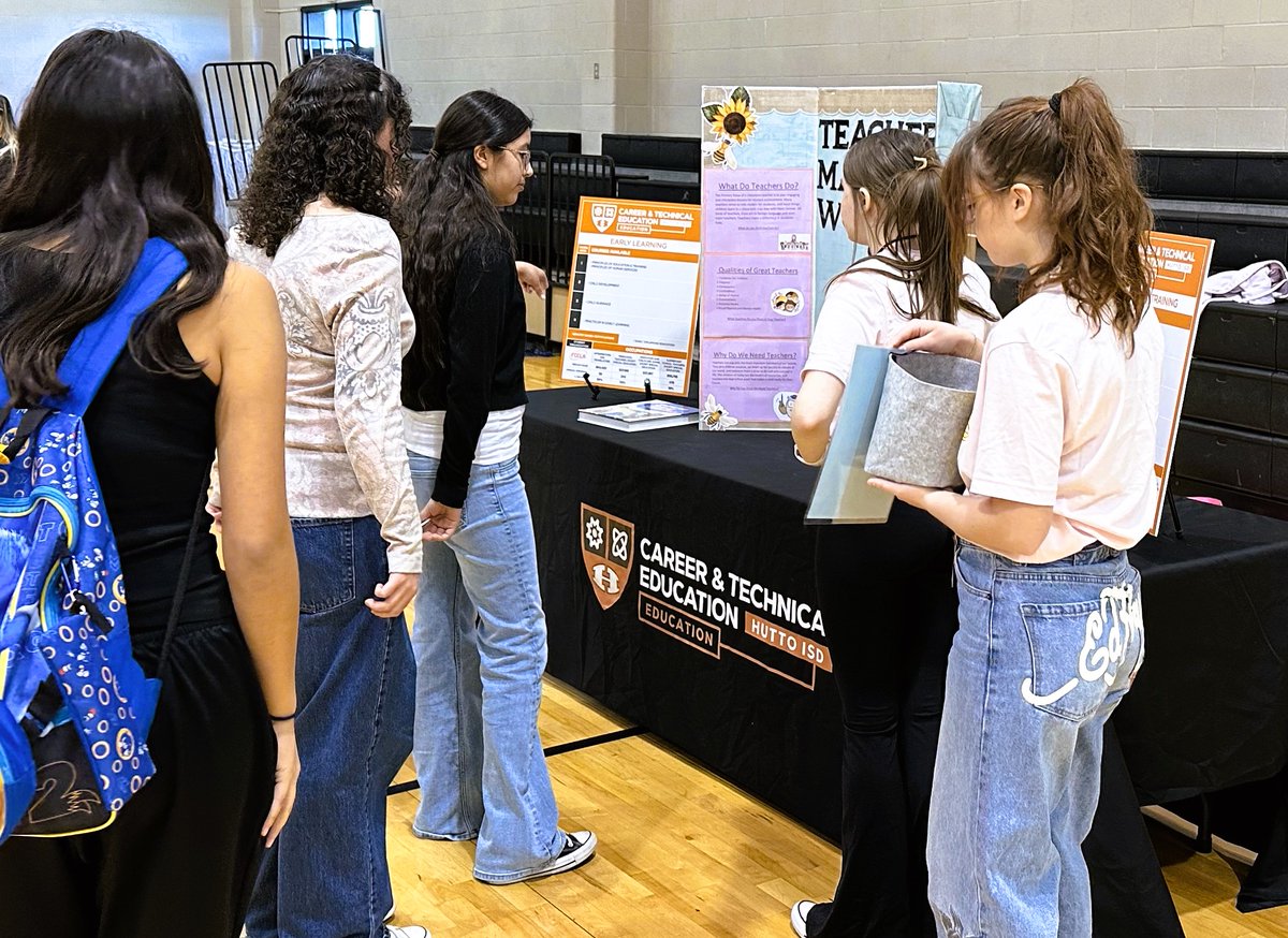 Hutto High School CTE Ambassadors from the Education program were at Farley Middle School yesterday, inspiring the next generation of educators. 🌟👩‍🎓 #FutureTeachers #CTELeads @HuttoISD