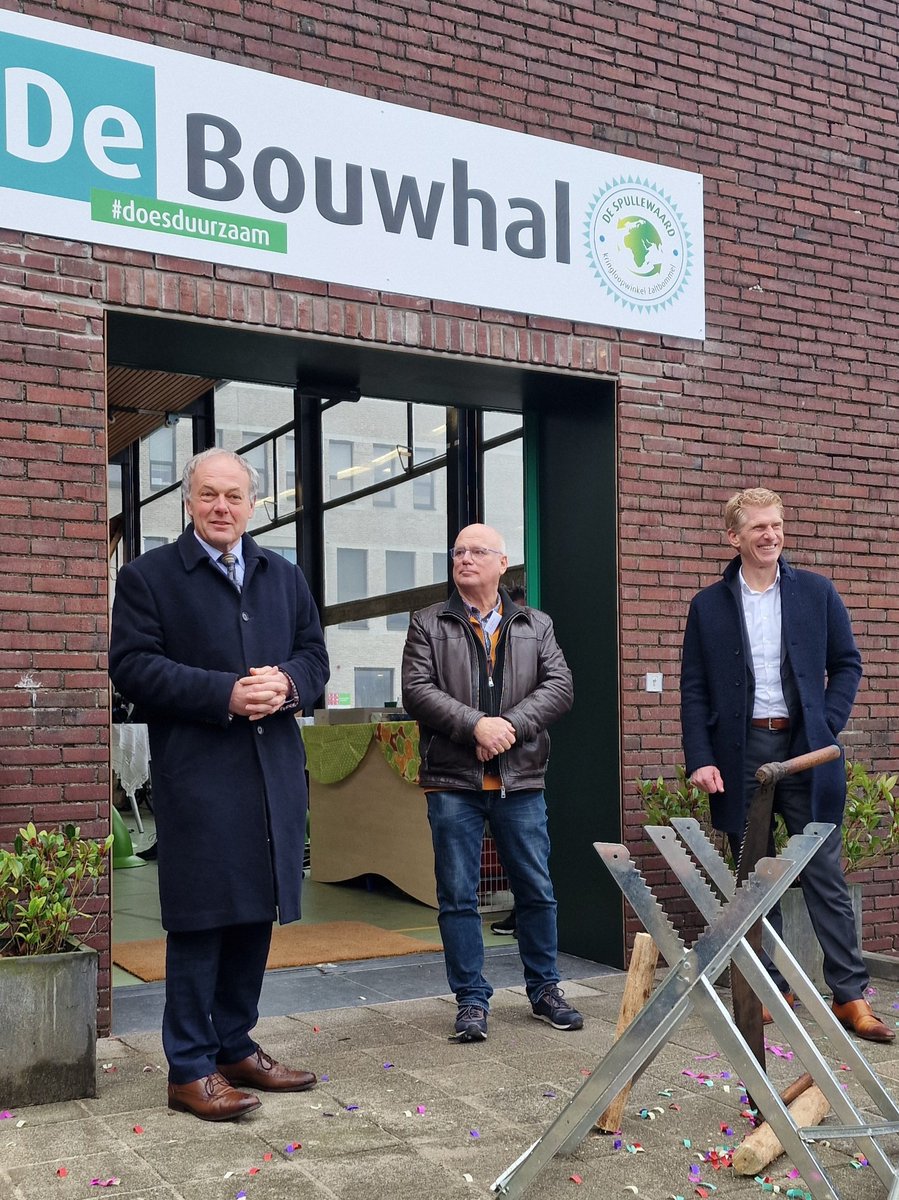 raadzaltbommel's tweet photo. Commissaris van de Koning, Henri Lenferink, bracht vandaag een ambtsbezoek aan de gemeente Zaltbommel. Het bezoek vond plaats bij Pand 9. Hij voerde gesprekken met het college en de gemeenteraad en opende samen met burgemeester Bakermans De Bouwhal. https://t.co/8K6HMdrCkx