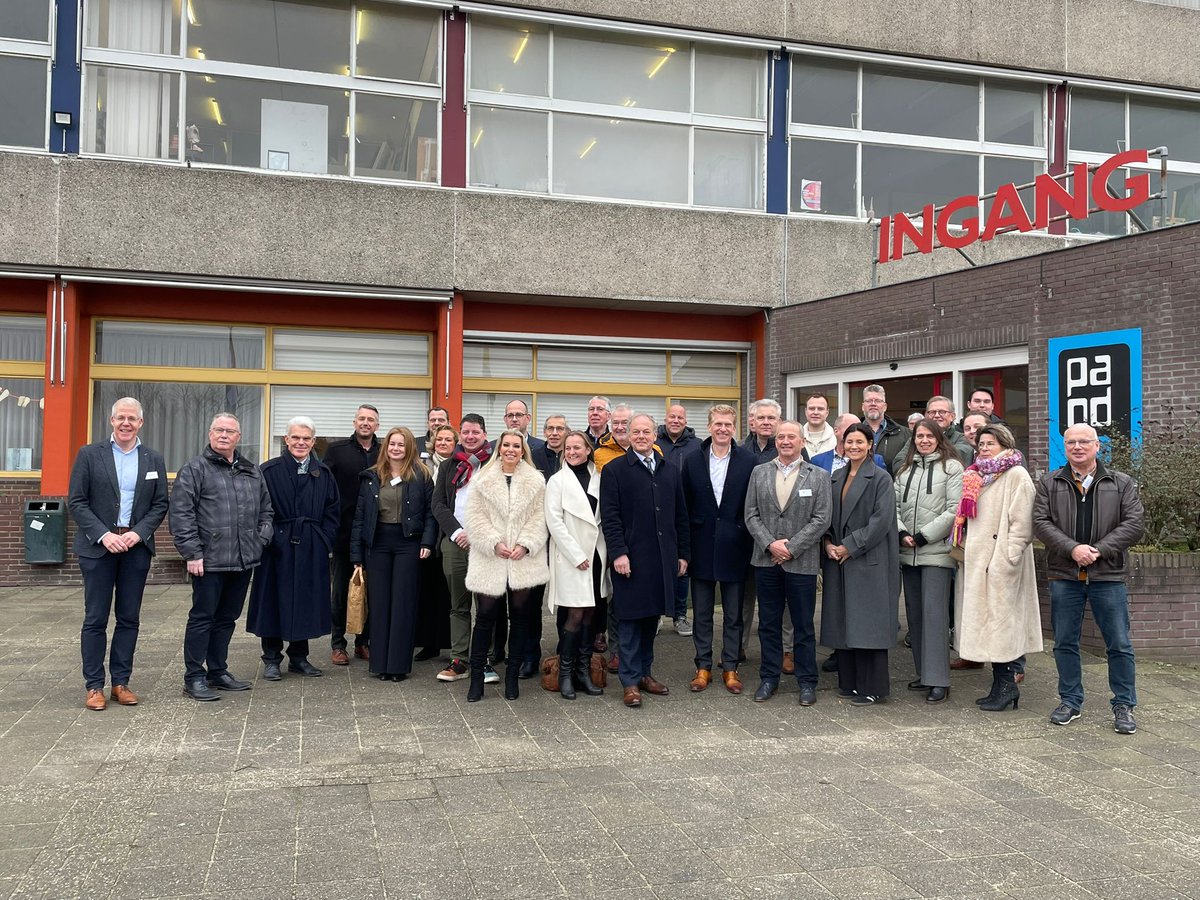raadzaltbommel's tweet photo. Commissaris van de Koning, Henri Lenferink, bracht vandaag een ambtsbezoek aan de gemeente Zaltbommel. Het bezoek vond plaats bij Pand 9. Hij voerde gesprekken met het college en de gemeenteraad en opende samen met burgemeester Bakermans De Bouwhal. https://t.co/8K6HMdrCkx