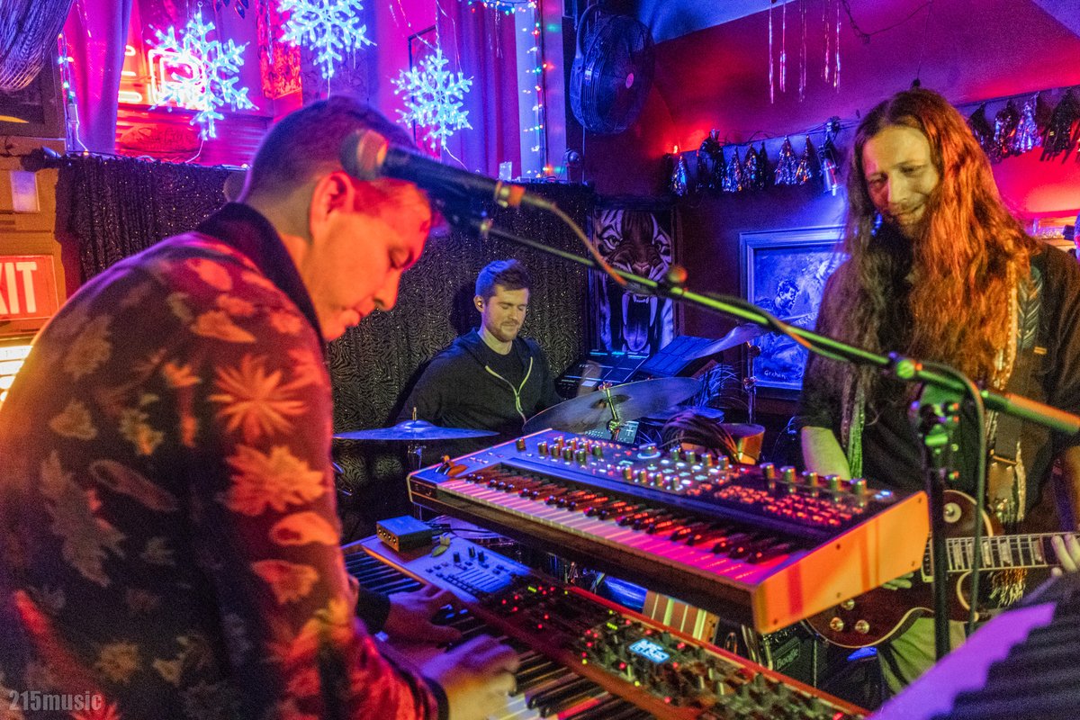 215Music tweet media