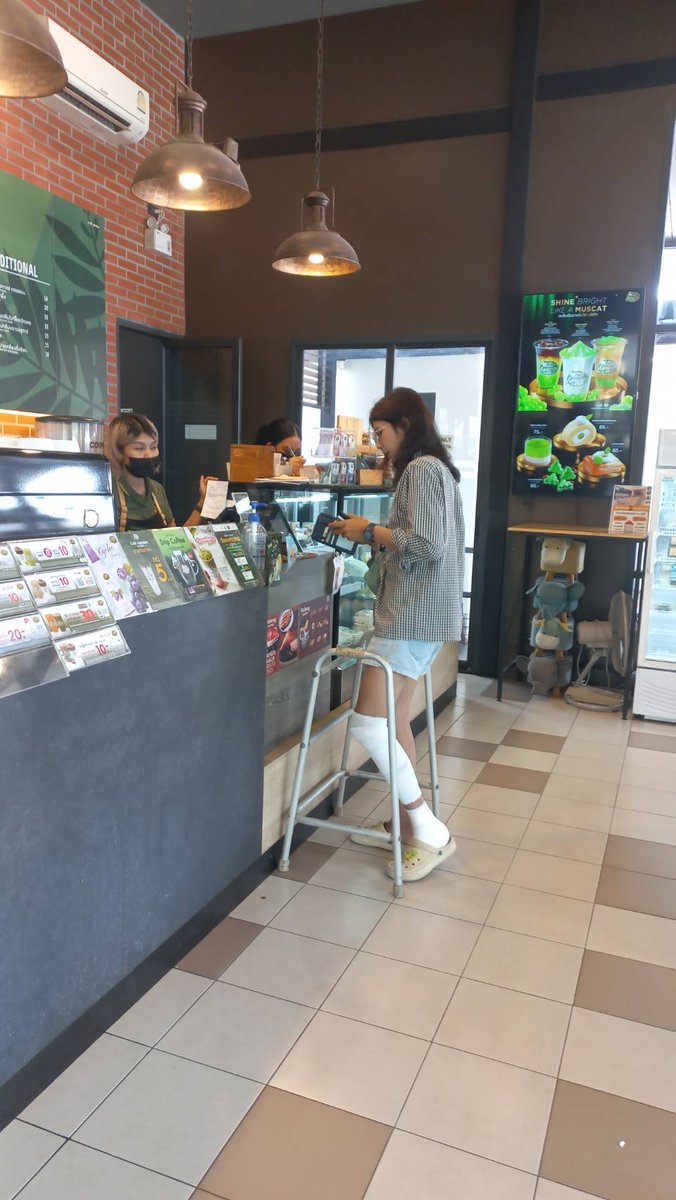 icezy_cd's tweet photo. ขาก็เจ็บแต่ใจก็อยากกินกาแฟอ่ะน่ะ🩷 https://t.co/UbhUZgTlpb