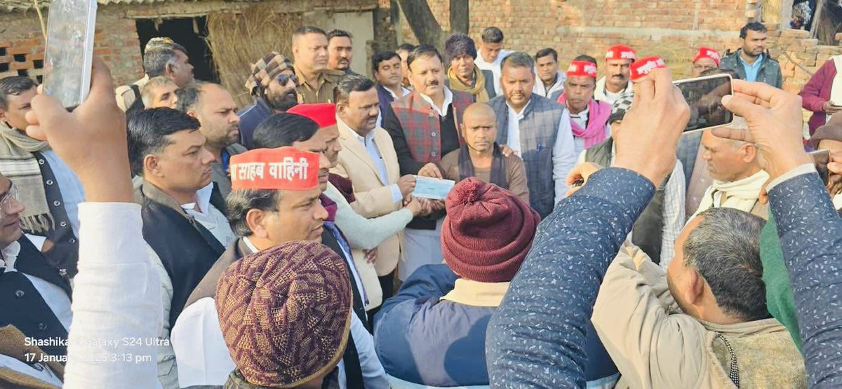 mlbharti_sp's tweet photo. समाजवादी पार्टी के राष्ट्रीय अध्यक्ष माननीय श्री अखिलेश यादव जी के निर्देश पर समाजवादी पार्टी का प्रतिनिधिमंडल दिनांक 17 जनवरी को ग्राम बोगना , विधानसभा क्षेत्र जंगीपुर, ज़िला गाजीपुर पहूंचा ! 

1 लाख रुपये का चेक शोकाकुल परिवार को दिया गया ! 

@samajwadiparty @bstvlive https://t.co/b1kvzQcWKP
