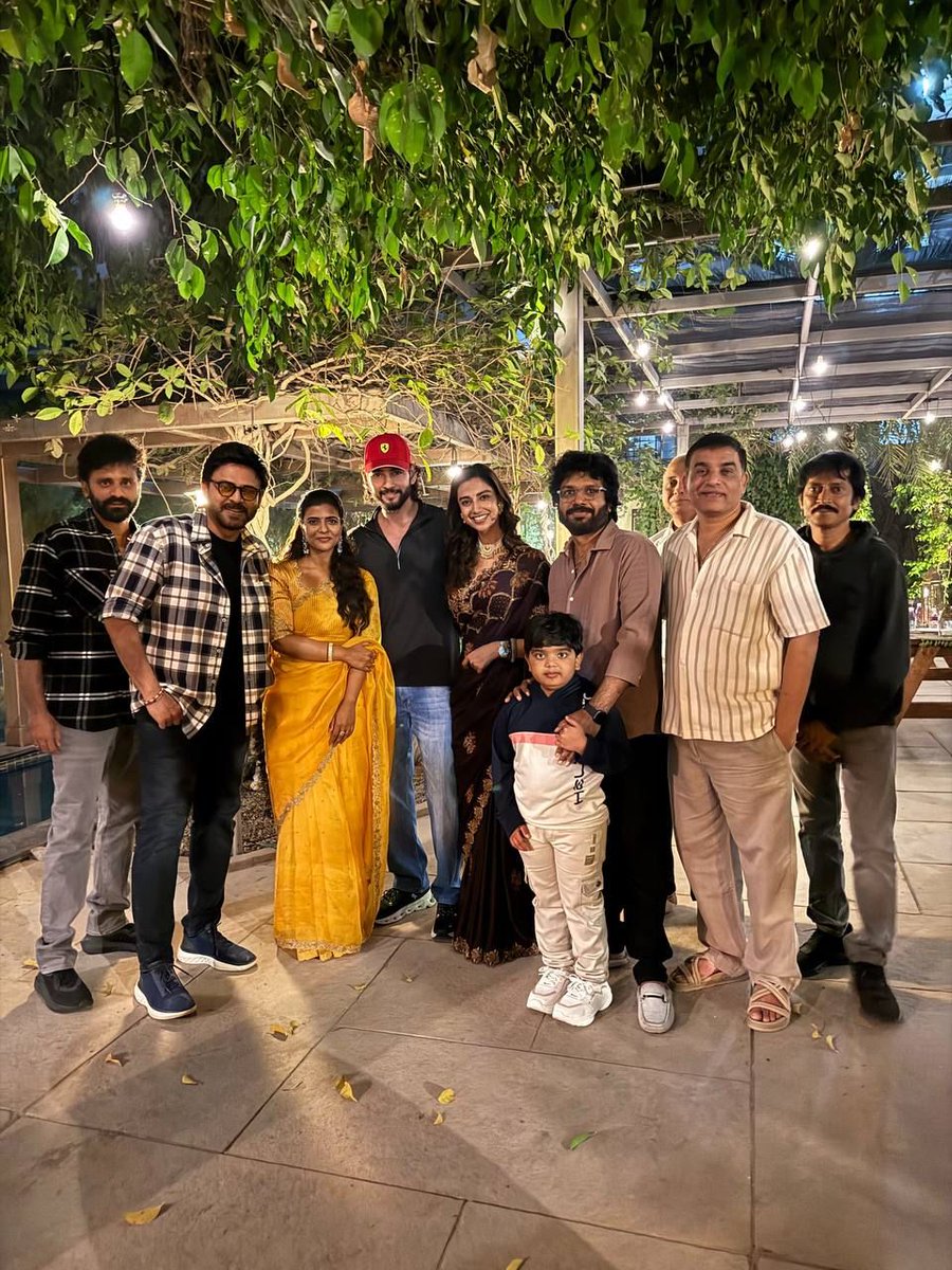 AnilRavipudi's tweet photo. Hosted by Peddodu ❤️❤️❤️
Graced by Chinnodu 😍😍😍

#BlockbusterSankranthikiVasthunam party with Superstar @UrstrulyMahesh garu🥳 https://t.co/8OBfo5JkAB