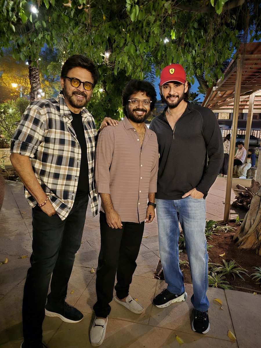 AnilRavipudi's tweet photo. Hosted by Peddodu ❤️❤️❤️
Graced by Chinnodu 😍😍😍

#BlockbusterSankranthikiVasthunam party with Superstar @UrstrulyMahesh garu🥳 https://t.co/8OBfo5JkAB