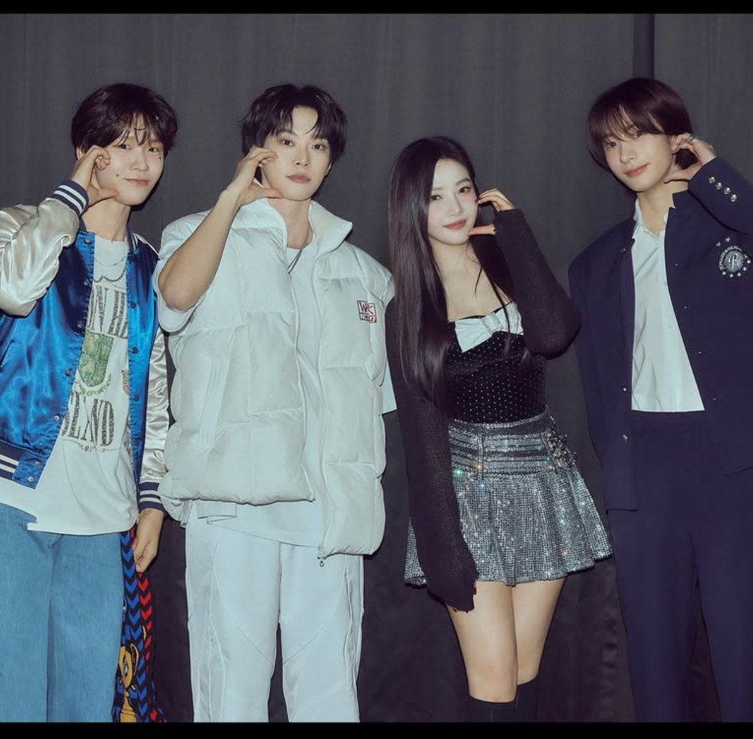 watotorimelon's tweet photo. ternyata duta persahabatan ini masih saling kenal satu sama lain, btw ak hAPPY BGT liat 4 orang ini, cb kalian jd happy family deh.. (request) (maksa) https://t.co/adzScTwB9B