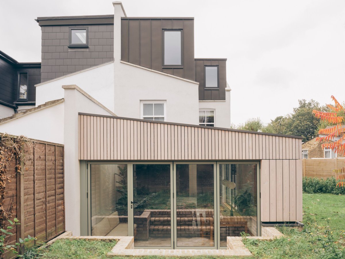 Archello's tweet photo. Plinth House by MarshKeene transforms a sloped Victorian plot into a cohesive modern home.
https://t.co/ihItWcgCcy
#SustainableArchitecture #MaterialityInDesign #BrickworkInnovation https://t.co/8wQ8fmRGkh