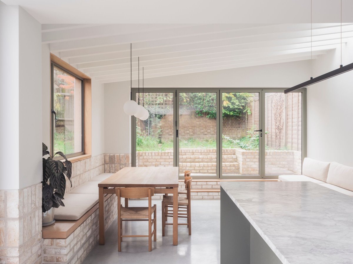 Archello's tweet photo. Plinth House by MarshKeene transforms a sloped Victorian plot into a cohesive modern home.
https://t.co/ihItWcgCcy
#SustainableArchitecture #MaterialityInDesign #BrickworkInnovation https://t.co/8wQ8fmRGkh