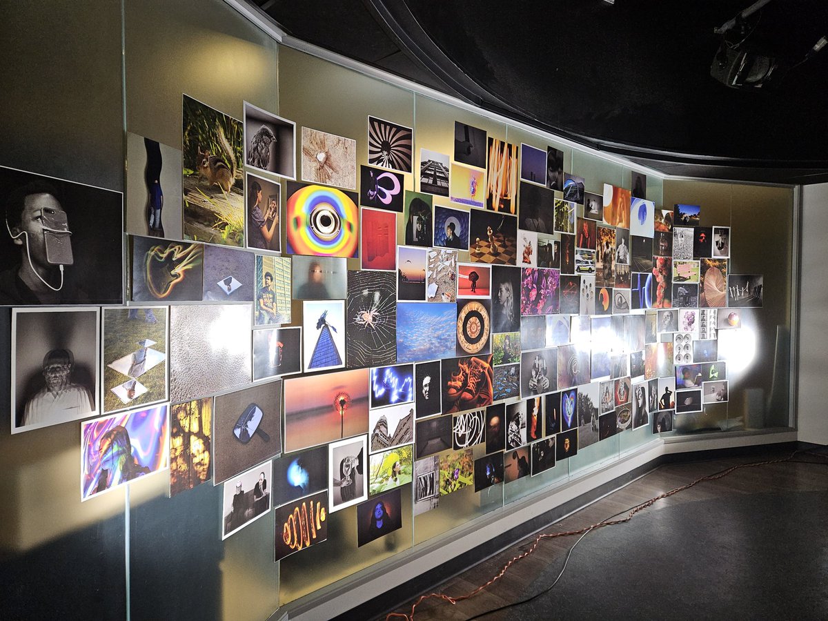 sophie_tourigny's tweet photo. Félicitations aux talentueux élèves du FOCUS Médias pour la présentation de leurs œuvres lors du vernissage d'hier, chez notre partenaire TV Rogers! Un grand merci à tous ceux qui ont contribué à faire de cet événement un succès. #FOCUScecce #Partenariat #TVRogers https://t.co/5WMMHgv6Zl