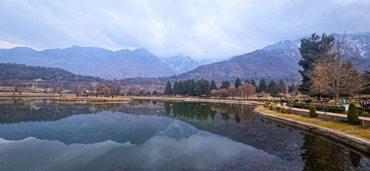 ANSARCLICKS's tweet photo. Botenical Sometimes, the calmness of nature mirrors the stillness we seek in our own lives. Take a moment to reflect, recharge, and reconnect with the world around you.
A peaceful day by the lake, where the mountains whisper stories of timeless beauty. https://t.co/FMjuPztrdt