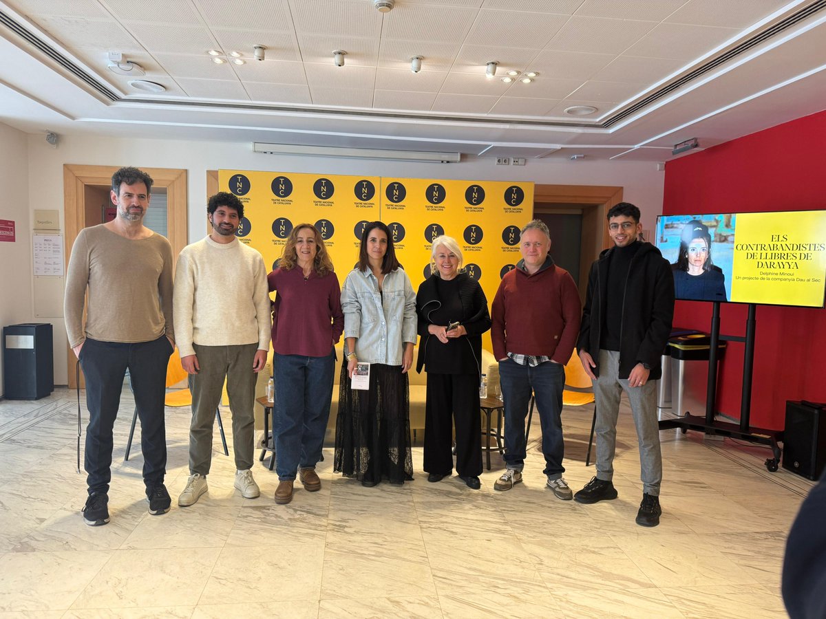 🎙️ Avui hem presentat 'Els contrabandistes de llibres de Darayya' a la premsa. 

📚 Un projecte de <a href="/daualsecarts/">Dau al Sec Arts Escèniques</a> que explica la història real d'una biblioteca secreta al cor de Síria.

📅 A partir del 23 de gener, a la Sala Tallers.
🎟️ tnc.cat/ca/els-contrab…