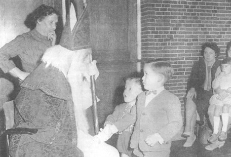 Uit het plakboek van het Museum van Zuilen...
Werkspoor Courant 17 januari 1959
ST. NICOLAASFEEST P.V.W.U.
Evenals voorgaande jaren organiseerde de Personeelsvereniging Werkspoor Utrecht ook dit jaar weer een St. Nicolaasfeest voor de leden en hun kinderen. Van 29 nov. tot 13 dec