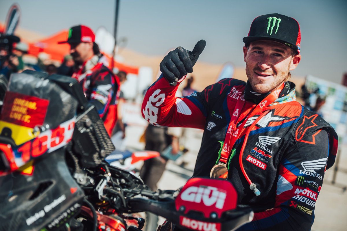 Las emociones de llegar a la línea de meta del <a href="/dakar/">DAKAR RALLY</a>.

¡Una enorme felicitación a todos en <a href="/RallyTeamHRC/">Monster Energy Honda HRC</a> por su esfuerzo monumental en este épico Rally de este año!

<a href="/ToshaSchareina/">Tosha</a> logró su primer podio en el Dakar, mientras que <a href="/A_Vanbeveren/">Adrien Van Beveren</a> consiguió dos podios consecutivos.
