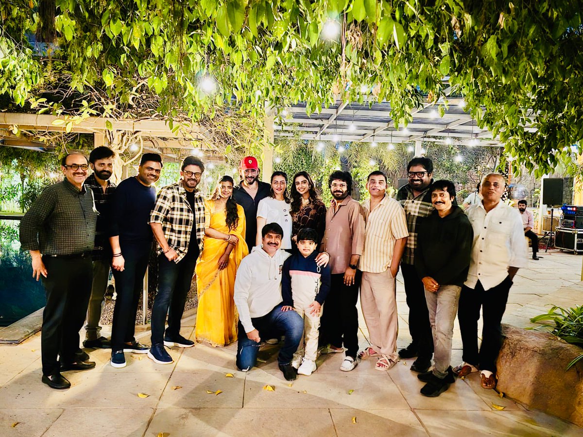 Hosted by Peddodu ❤️❤️❤️
Graced by Chinnodu 😍😍😍

#BlockbusterSankranthikiVasthunam party with Superstar @UrstrulyMahesh garu🥳
