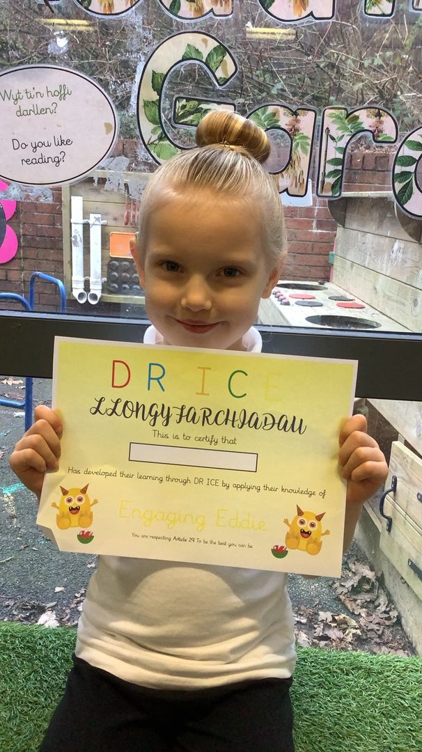 glanhowyprimary's tweet photo. Llongyfarchiadau to the DRICE winner in Corn Du this week! You have been so engaged with our new book. You are able to demonstrate your understanding of the story by answering questions! #CornDu #DeepThinkingDotty #EngagingEddie https://t.co/fujpaEyh08