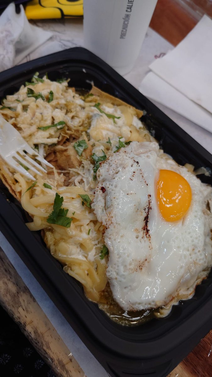 marlaazul's tweet photo. Queridos señores @HEB_mexico  hoy sus chilaquiles "premium" rompieron mi corazon ..no tengo foto del antes pero me dieron de los que venden a granel con 2 huevitos y frijoles... Yo esperaba (foto) https://t.co/5smqcz7IzF