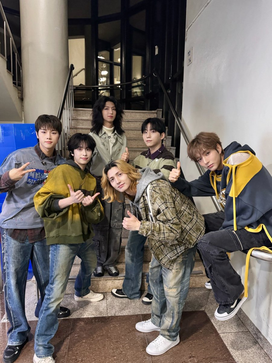 XH_official's tweet photo. [ #Xtra_Scenes ]

레인보우처럼 다채로운 매력 뽐내고 온 엑디즈🫧

난 필이 짜르르 왔어. 다시는 이런 밴드 내게 없어. ❤‍🔥

#XdinaryHeroes #엑스디너리히어로즈
#WE_ARE_ALL_HEROES
#더시즌즈 #이영지의레인보우 https://t.co/hQlP5lebza