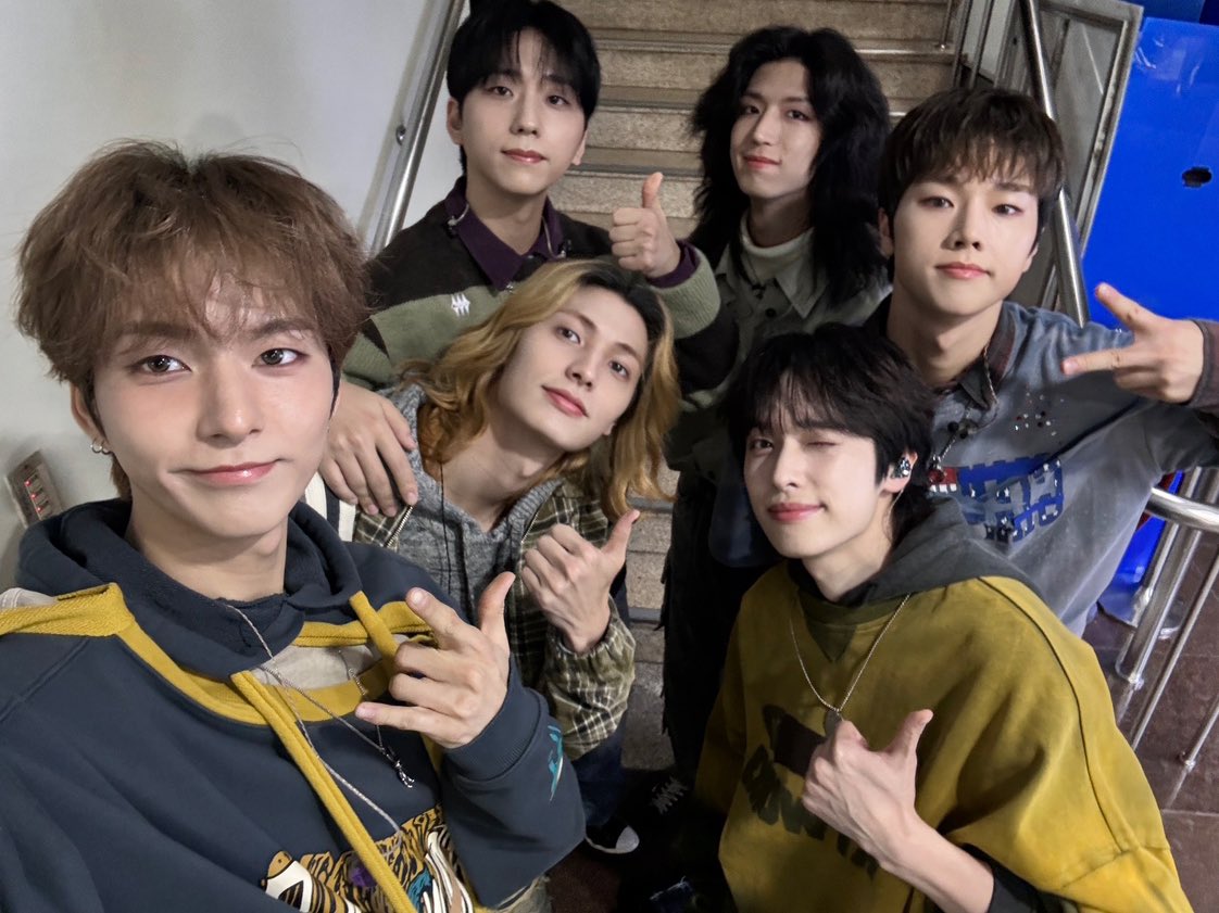 [ #Xtra_Scenes ]

레인보우처럼 다채로운 매력 뽐내고 온 엑디즈🫧

난 필이 짜르르 왔어. 다시는 이런 밴드 내게 없어. ❤‍🔥

#XdinaryHeroes #엑스디너리히어로즈
#WE_ARE_ALL_HEROES
#더시즌즈 #이영지의레인보우