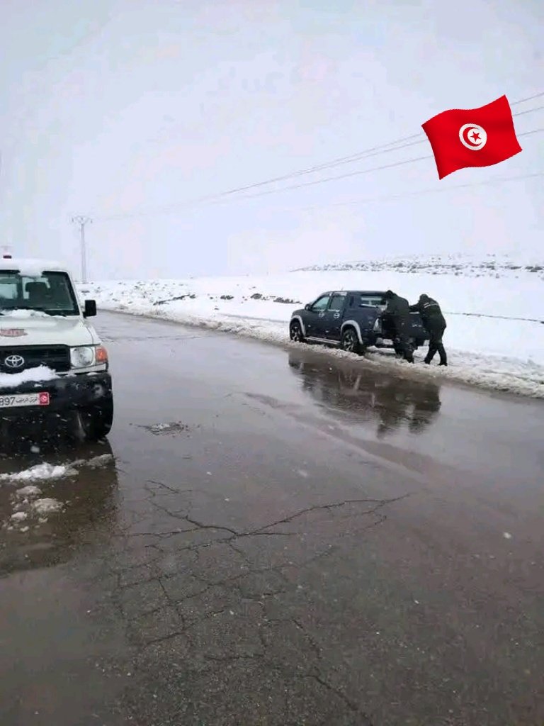 الحرس الوطني يقدم يد المساعدة لمستعملي الطريق بالقصرين على إثر تساقط كميات هامة من الثلوج 🇹🇳🇹🇳❄️❄️ محلاك يا بلادي 🇹🇳🌹❤️❤️❤️