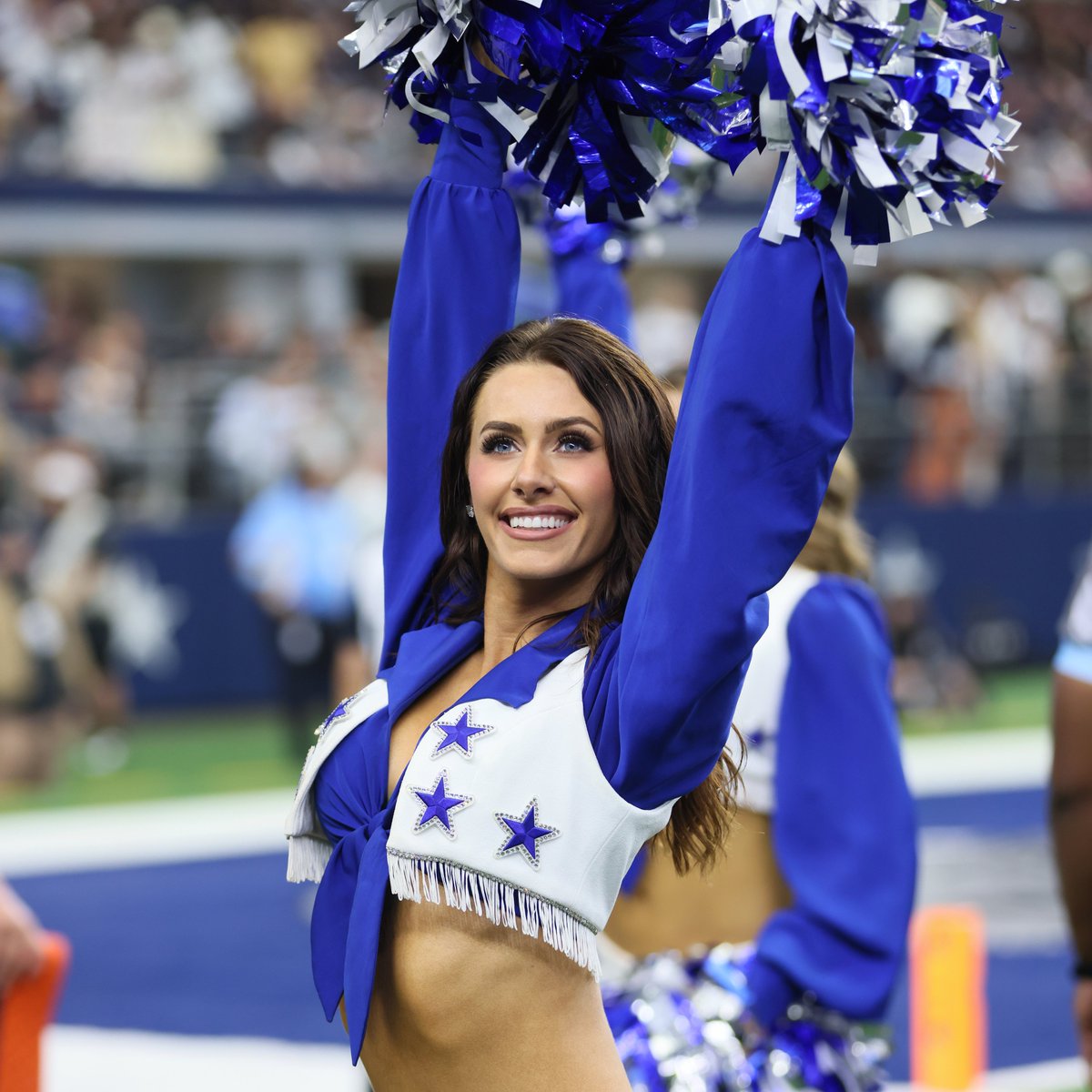 DCCheerleaders's tweet image. Birthday glowin' 💖 Happy Birthday, Amanda! 

@Invisalign | #WinningSmiles