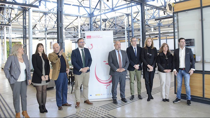 La UCLM ayudará a mejorar la transición digital de las empresas de Tomelloso vinculadas a la cultura del vino.
Acuerdo de colaboración para la creación del ‘Aula Digital de la Cultura del Vino’
uclm.es/es/noticias/no…