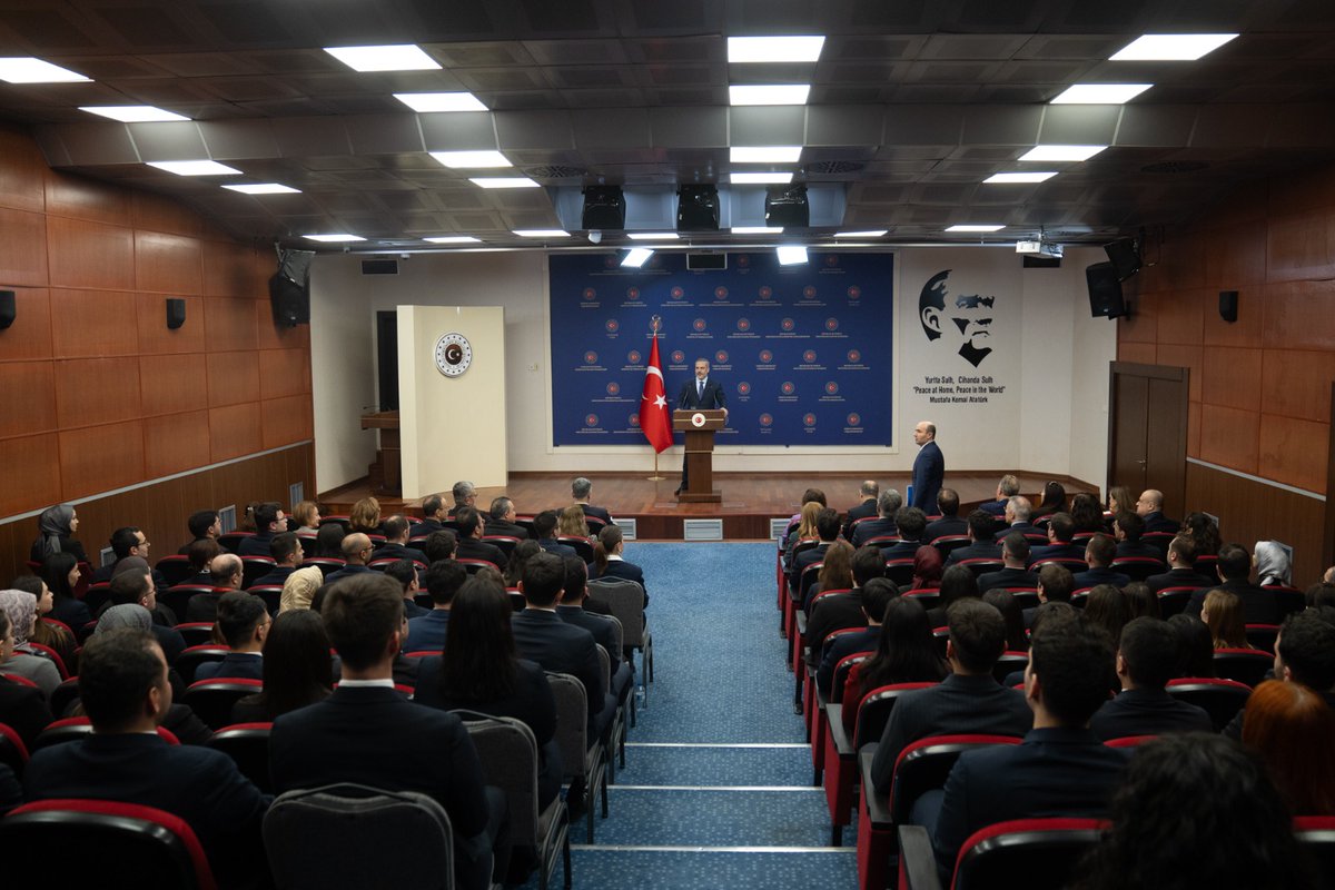 Bakanımız <a href="/HakanFidan/">Hakan Fidan</a>, Diplomasi Akademisi’nde 14. Dönem Aday Konsolosluk ve İhtisas Memurları Temel ve Hazırlayıcı Eğitim Programı’nı tamamlayan genç mensuplarımıza hitap etti.