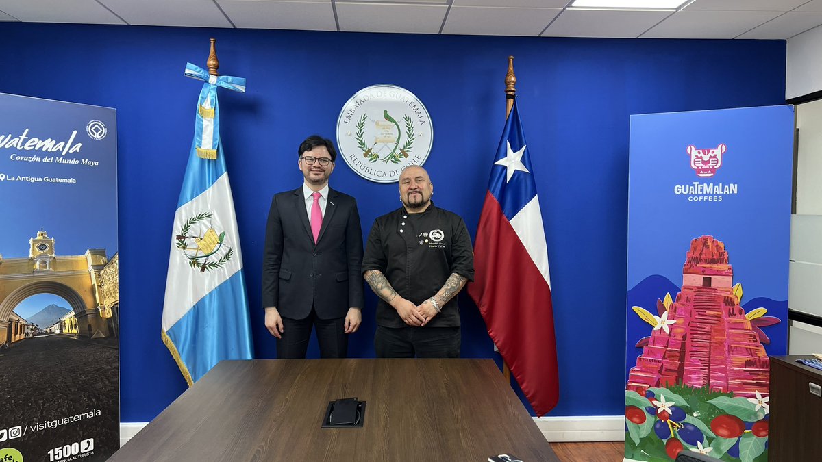 El embajador Arriaza Ayala conversó con el Director de Cocineros en Movimiento, Mauricio Pérez Arriagada, sobre #DiplomaciaCulturalGTy la difusión de la cultura guatemalteca en Chile por medio de la gastronomía, el café y el arte.
🇬🇹🤝🇨🇱