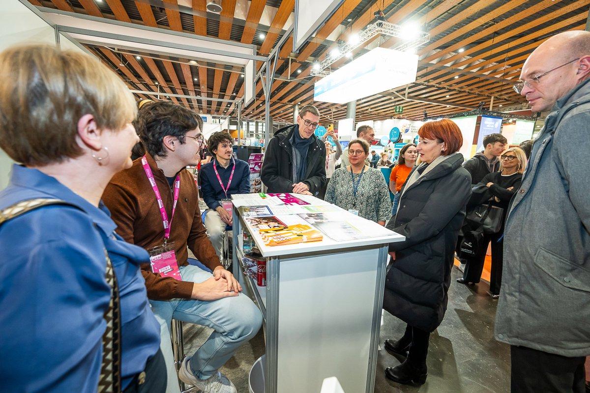 INSPE_Lille's tweet photo. Valérie Cabuil rectrice de l'@AcLille, Esther Dehoux vice présidente de l'@univ_lille et @SebJakubowski, directeur de l'INSPÉ Lille HdF ont participé ce midi à l'inauguration du salon du lycéen et de l'@letudiant.
👉 De beaux échanges avec nos étudiants en Master MEEF. https://t.co/mRuLQnumhB