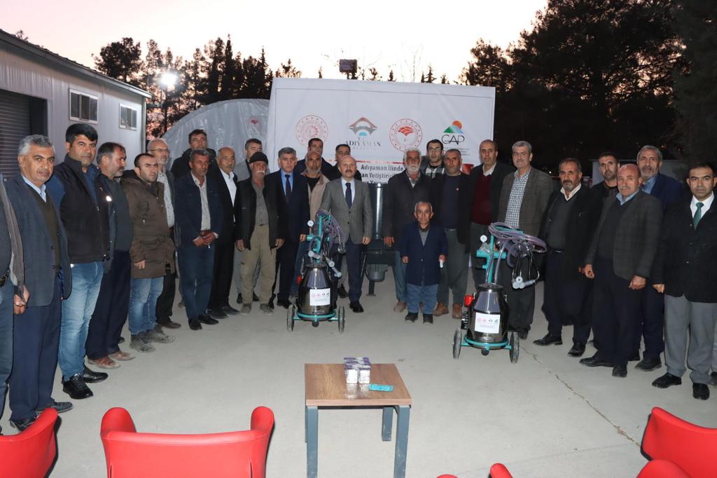 Nurettin KIYAS (@kiyasnurettin) on Twitter photo Valimiz Sayın <a href="/DrOsmanVarol/">Dr Osman Varol</a>'un katılımı ile GAP Kalkınma İdaresi Başkanlığınca desteklenen proje kapsamında üreticilerimize 400 adet Süt Sağım Makinası ve 208 adet Yem Kırma makinası dağıttık.
<a href="/AhmetAYDIN_02/">Ahmet AYDIN</a> <a href="/resulkurt34/">Doç. Dr. Resul Kurt</a> <a href="/Mustafaalkayis/">Av. Mustafa Alkayış</a> <a href="/dr_ishaksan/">Doç.Dr.İshak Şan</a> <a href="/HuseyinOzhan_/">Hüseyin Özhan</a> <a href="/Hasan_maral/">Dr. Hasan MARAL</a> Valimiz Sayın <a href="/DrOsmanVarol/">Dr Osman Varol</a>'un katılımı ile GAP Kalkınma İdaresi Başkanlığınca desteklenen proje kapsamında üreticilerimize 400 adet Süt Sağım Makinası ve 208 adet Yem Kırma makinası dağıttık.
<a href="/AhmetAYDIN_02/">Ahmet AYDIN</a> <a href="/resulkurt34/">Doç. Dr. Resul Kurt</a> <a href="/Mustafaalkayis/">Av. Mustafa Alkayış</a> <a href="/dr_ishaksan/">Doç.Dr.İshak Şan</a> <a href="/HuseyinOzhan_/">Hüseyin Özhan</a> <a href="/Hasan_maral/">Dr. Hasan MARAL</a>